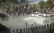 使用“大量非致命性弹药”，洛杉矶警察局11日逮捕超80人