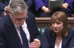英国财政大臣泪洒议会 恐财政规则崩盘引股债双杀