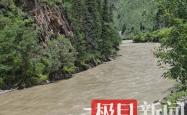 3对母女阿坝旅游时车辆坠河致2死5失联，媒体实探事发现场