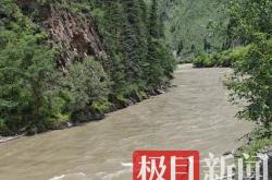3对母女阿坝旅游时车辆坠河致2死5失联，媒体实探事发现场