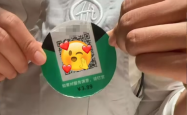 服务员胸前戴打赏二维码引争议，海底捞涉事门店回应