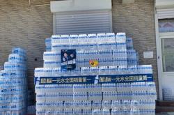 一元钱的蓝标水撕掉瓶装水的“溢价包装”