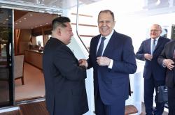 俄外长在朝鲜见了金正恩，还回答记者11个问题