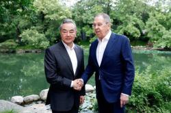 王毅在北京会见拉夫罗夫，两人都没打领带