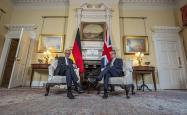 上任后首访英国，德国总理与英首相会晤