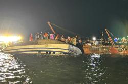 越南下龙湾游船倾覆事故已致34人死亡