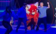 男子冲上台致演出中断，上海迪士尼：两年内禁止入园